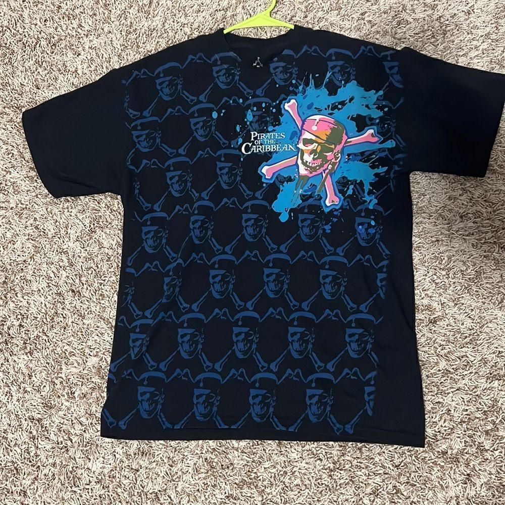 🔥🔥 Disneyland “PIRATES Of The‎ CARIBBEAN”- Graphic AOP Tee - PERFECT Condition